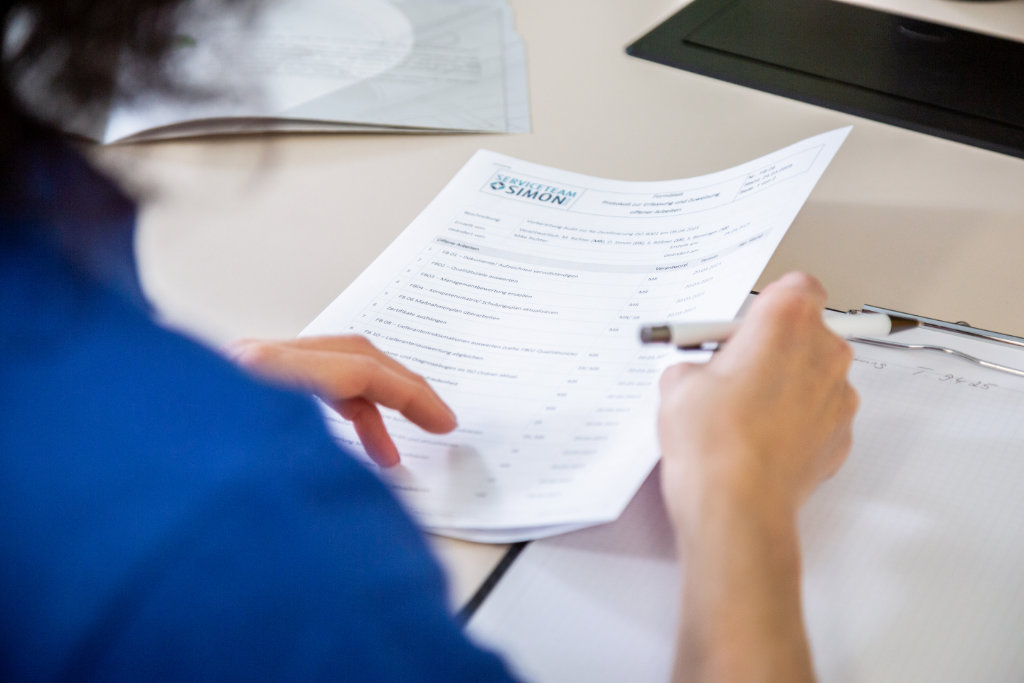 Ein Mitarbeiter vom Serviceteam Simon füllt ein Analyseformular aus – Teil der Bettenanalyse und Flottenoptimierung.