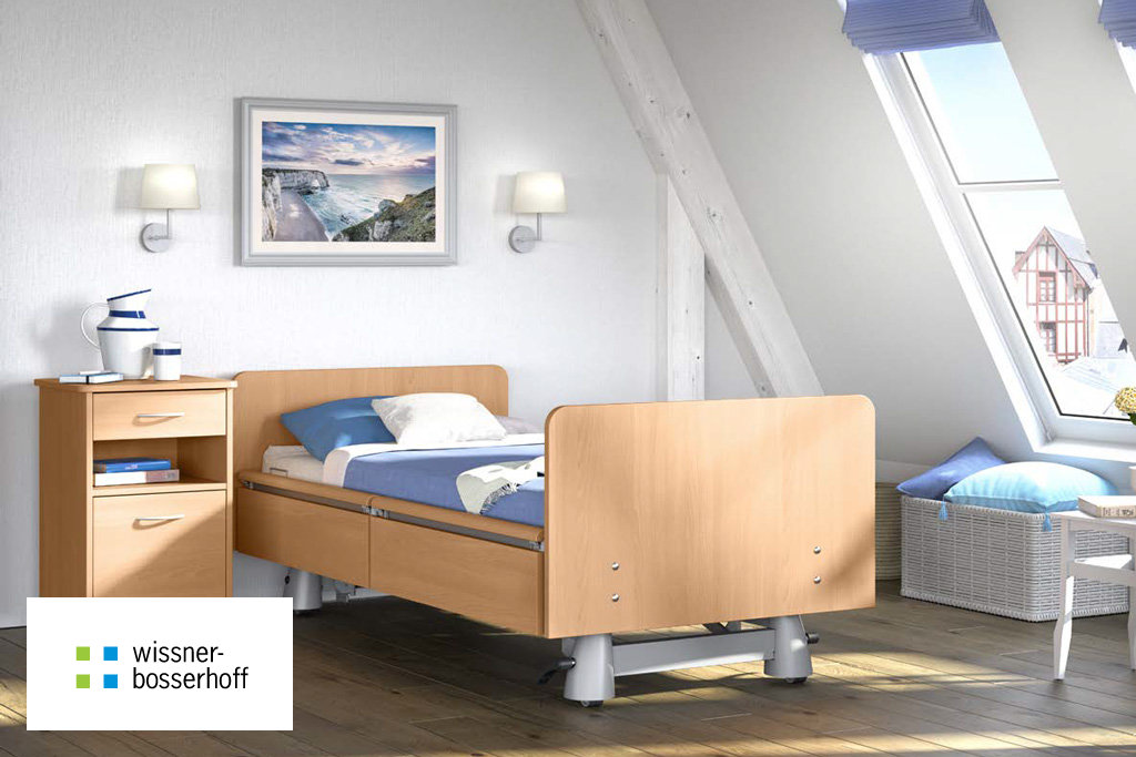 Pflegebett mit blauer Bettwäsche und Holzrahmen in einem hellen, wohnlichen Raum – Serviceteam Simon im Einsatz für Wissner-Bosserhoff Kundendienst.